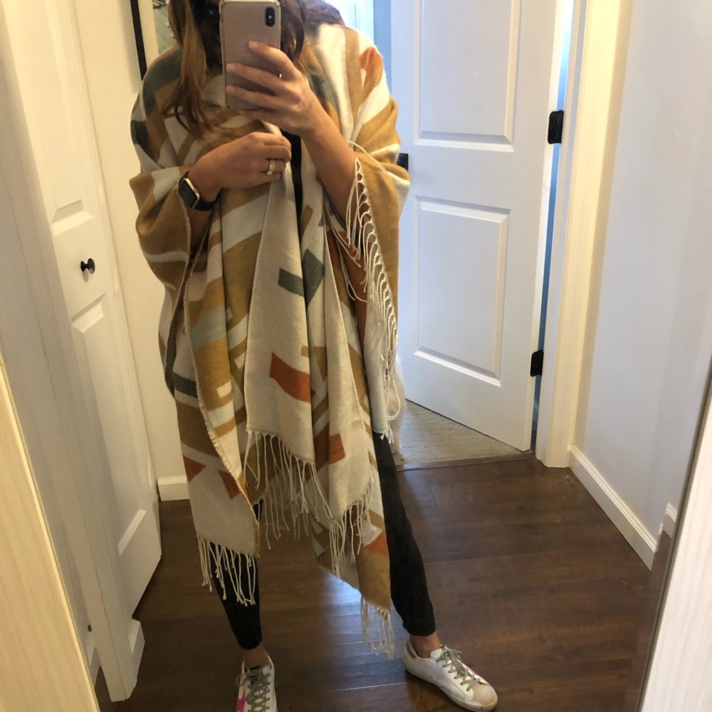 Women’s Angie Poncho Wrap One Size Never Worn!